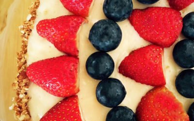 Cheesecake con frutos rojos y base de granola